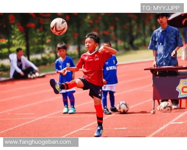 帅气少年足球明星的成长之路与梦想追逐的精彩瞬间 帅气少年足球明星的成长之路与梦想追逐的精彩瞬间